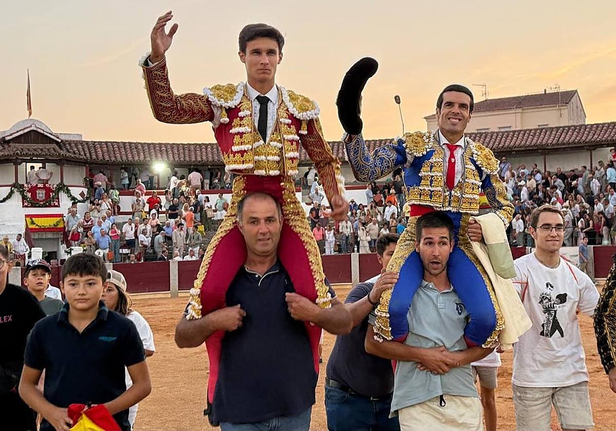 Manuel Diosleguarde y Emilio de Justo, a hombros en Guijuelo el pasado 18 de agosto.