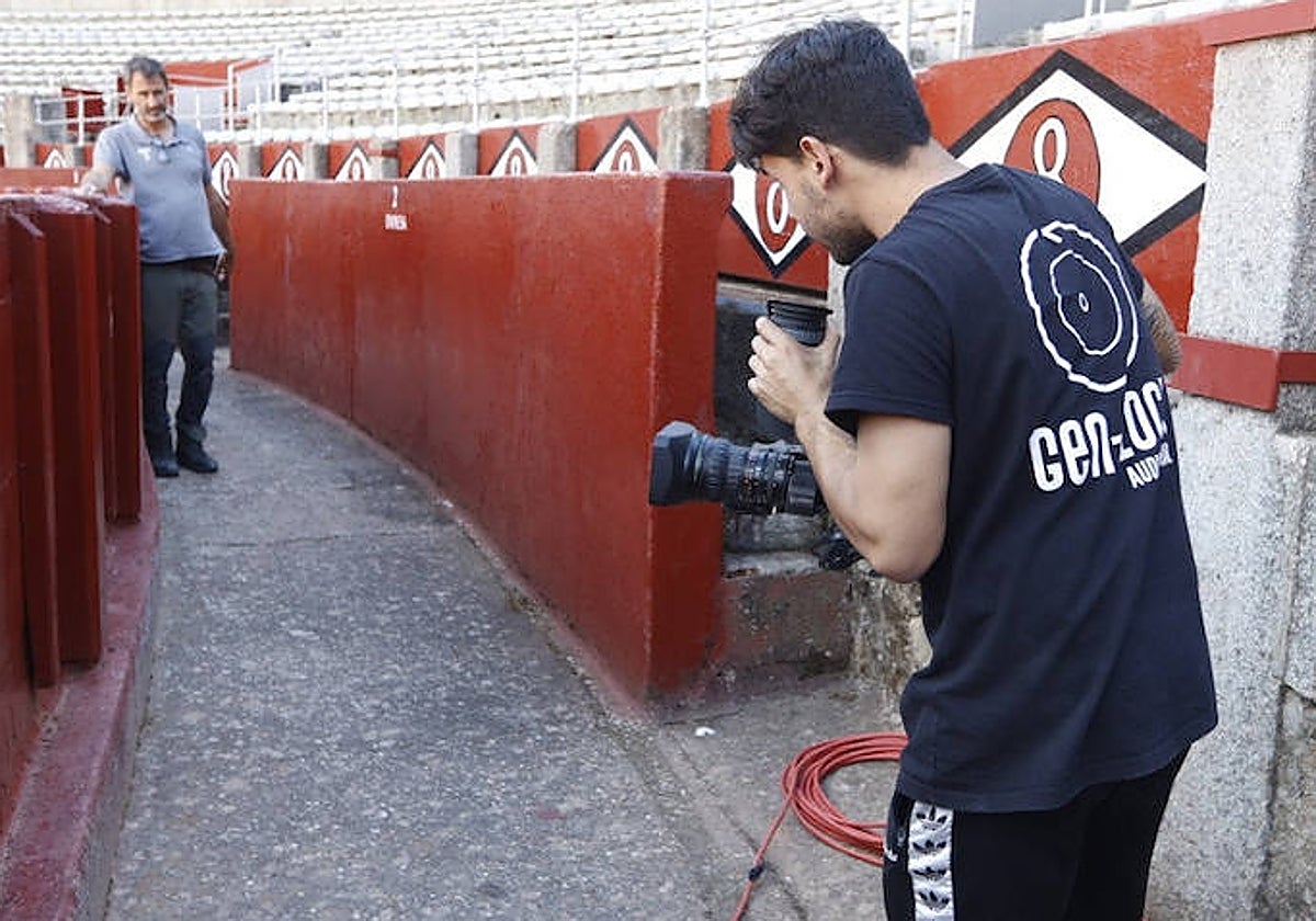 Pruebas de una cámara de televisión en el coso de La Glorieta.