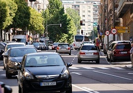 Vehículos circulando por la carretera.