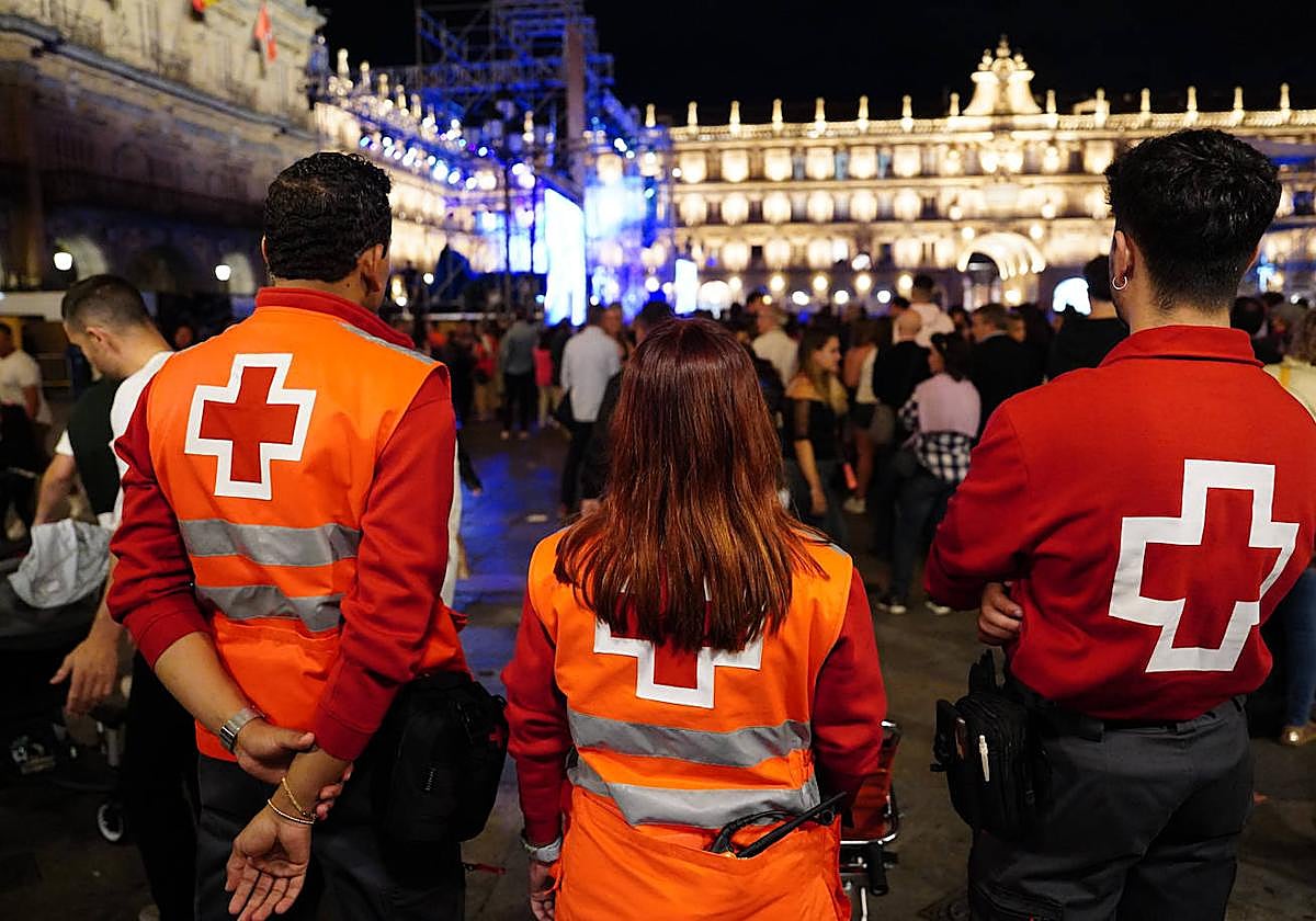 Algunos efectivos de Cruz Roja Salamanca, durante un concierto en Salamanca.