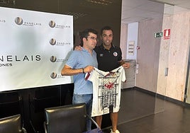 Dani Hernández, luciendo la nueva camiseta para esta temporada.