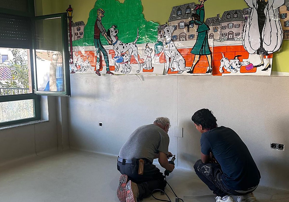 Los operarios, en las obras realizadas en la escuela infantil.