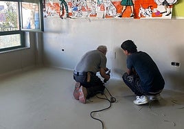 Los operarios, en las obras realizadas en la escuela infantil.