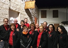 Los integrantes de la peña El Chiringuito, de Aldehuela de la Bóveda, frente a su sede.