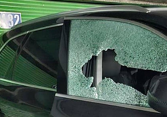 Uno de los coches dañados por el autor de los hechos.