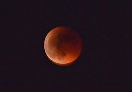 Una imagen de un eclipse de luna visto desde Salamanca.