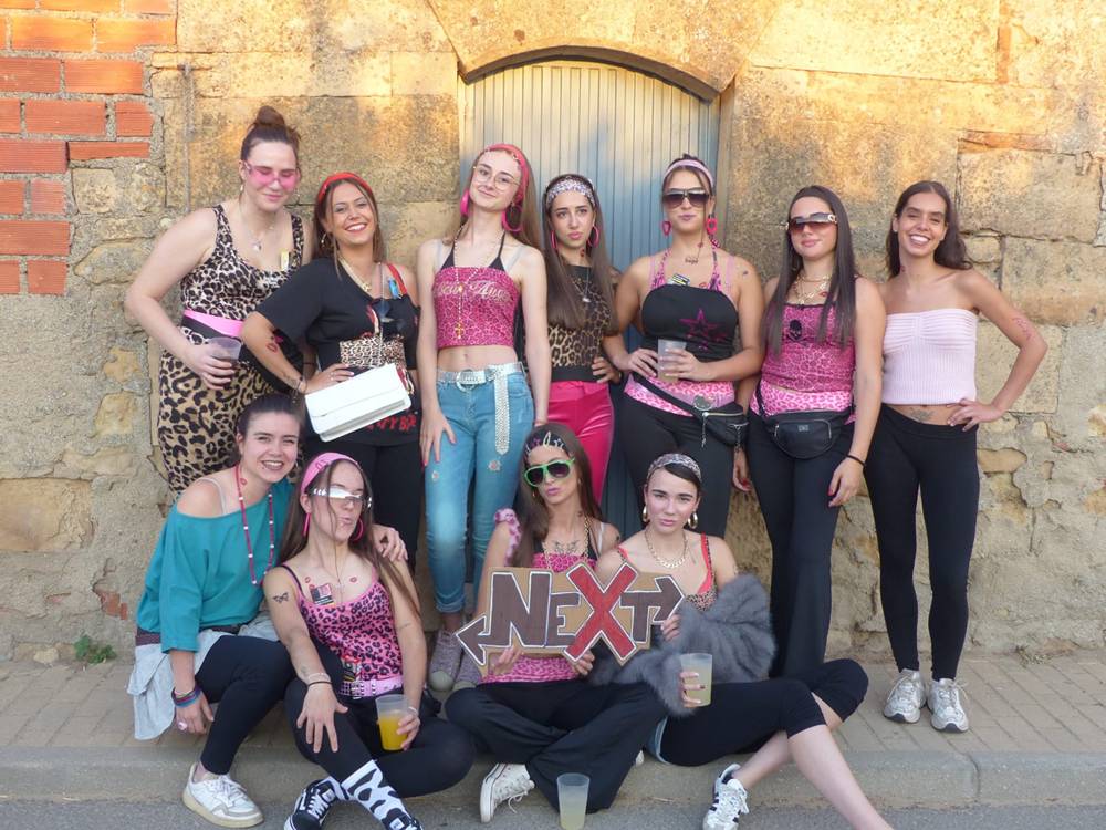 Gran despliegue de originalidad en el desfile de peñas de Villoria