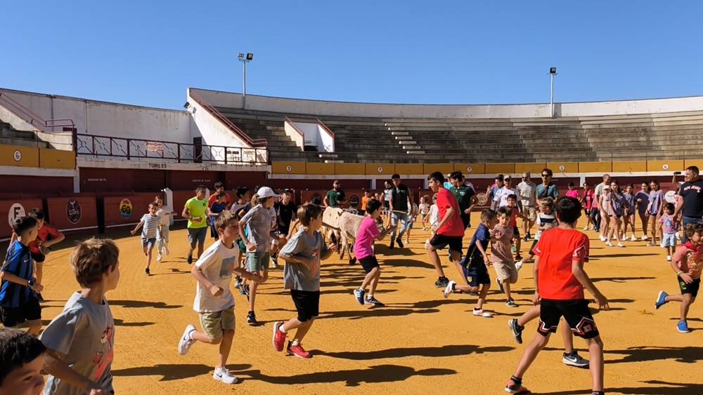 Entretenida mañana con los minibueyes en Macotera