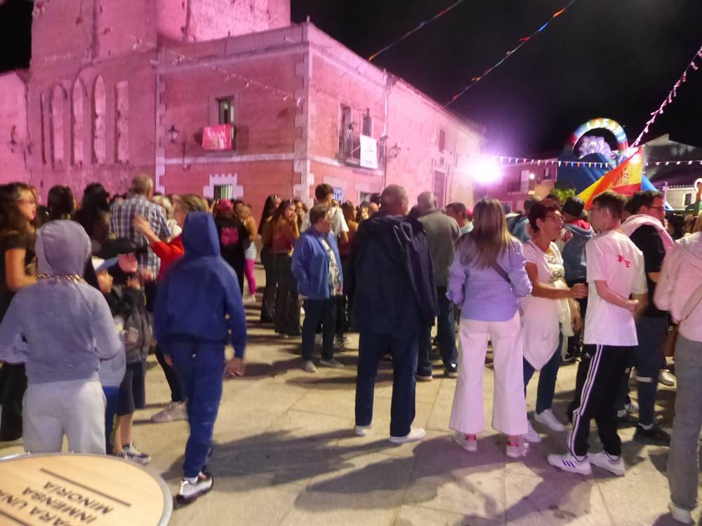 Gran despliegue de originalidad en el desfile de peñas de Villoria