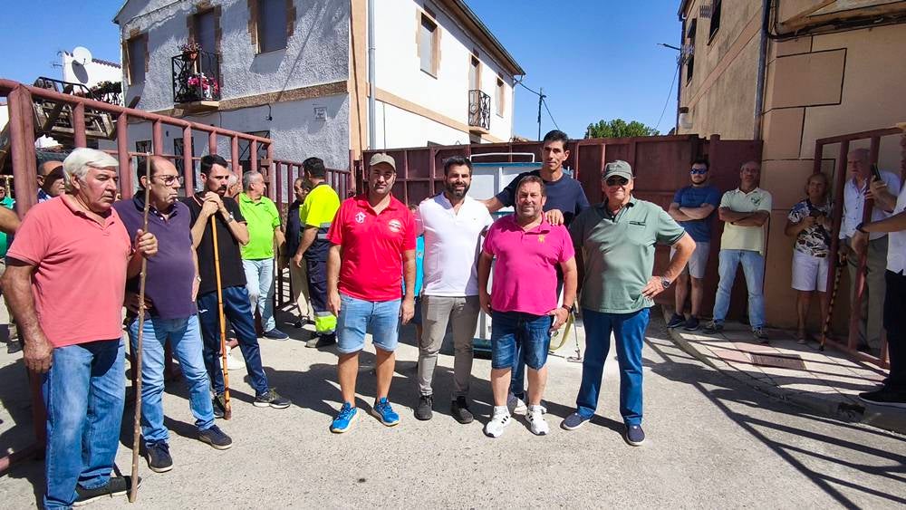 Un utrero de 540 kilos llena las calles de Macotera