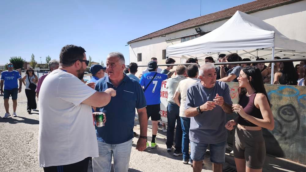 Entretenida mañana con los minibueyes en Macotera