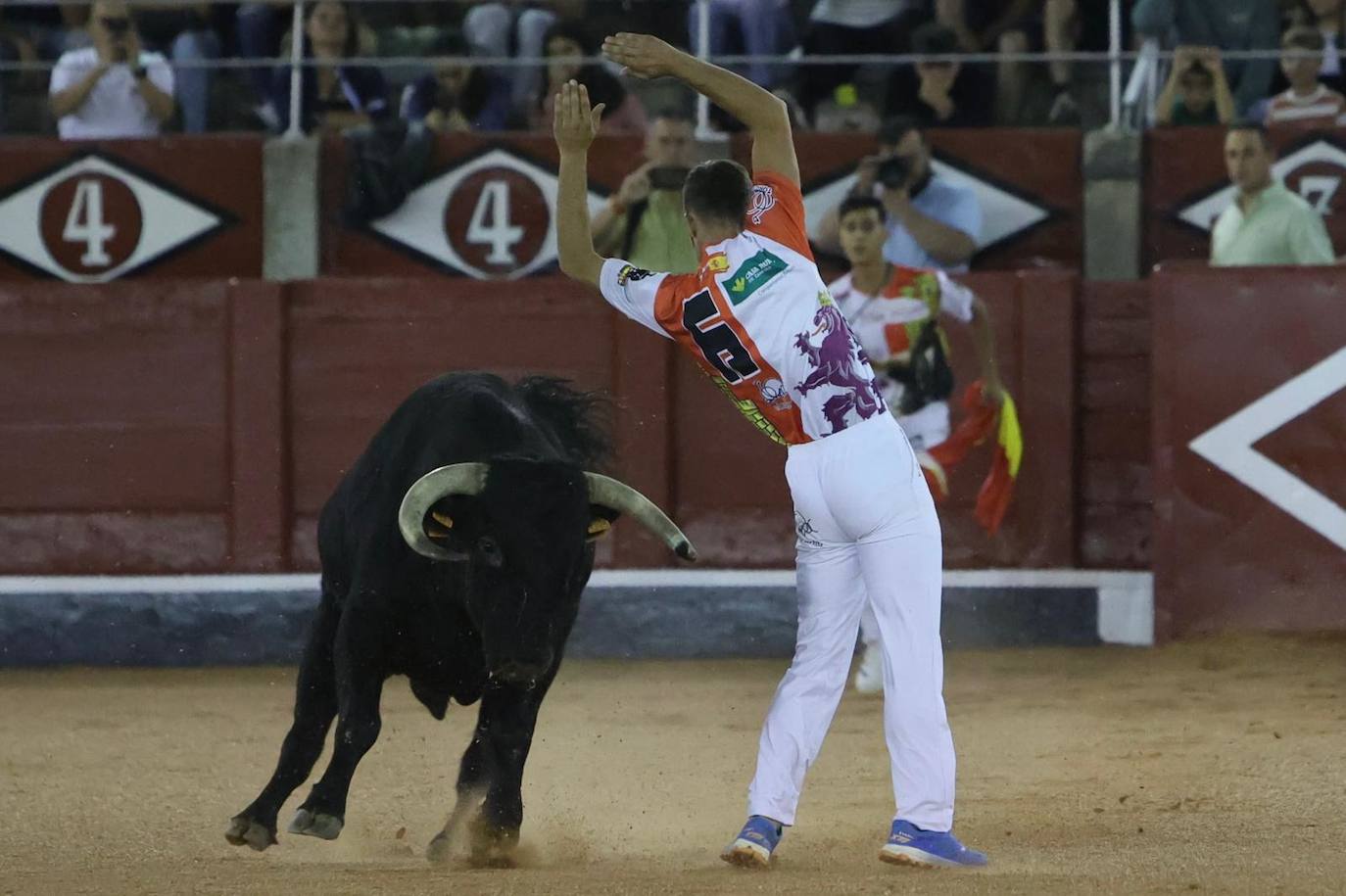 Las mejores imágenes del espectacular concurso de recortes que abrió la Feria en La Glorieta