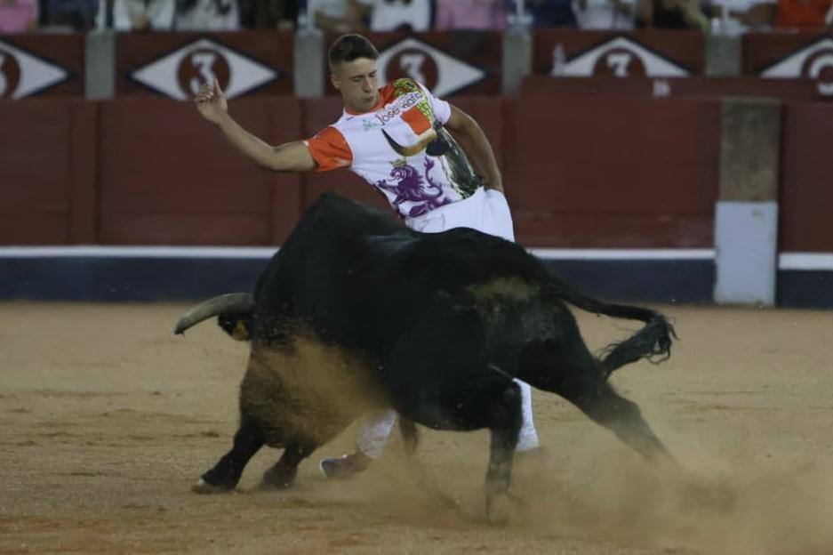 Las mejores imágenes del espectacular concurso de recortes que abrió la Feria en La Glorieta