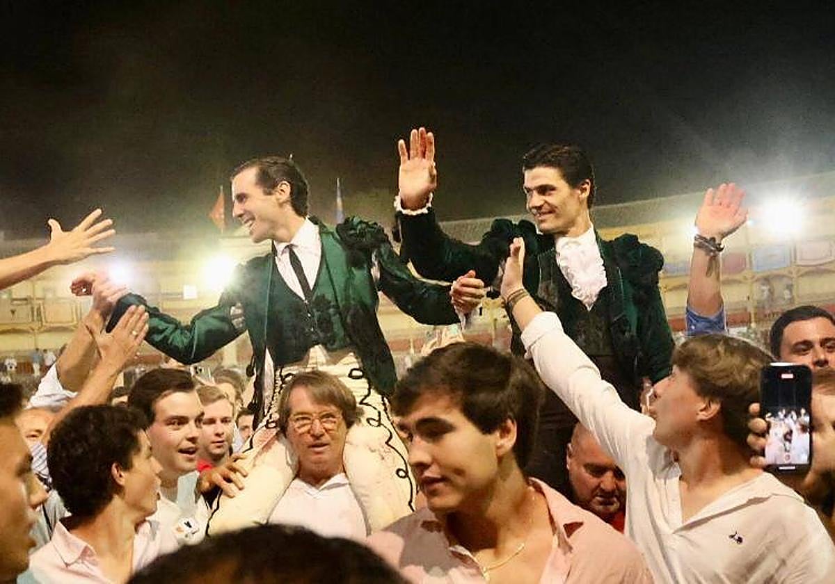 Juan Ortega y Pablo Aguado, a hombros al final de la goyesca de Aranjuez.