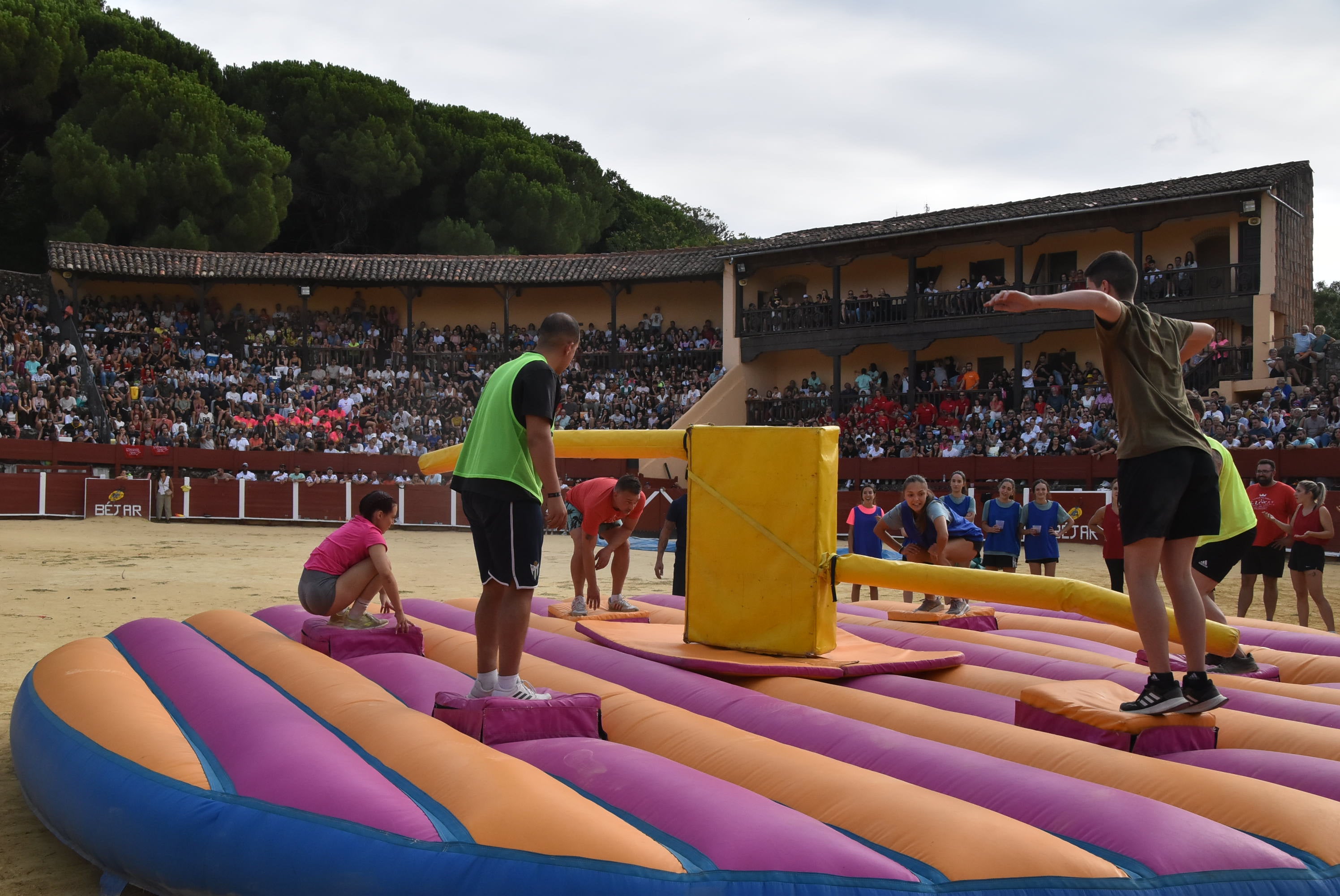 La peña &#039;El lokal&#039; gana las pruebas del Humor Amarillo en la plaza de toros de Béjar