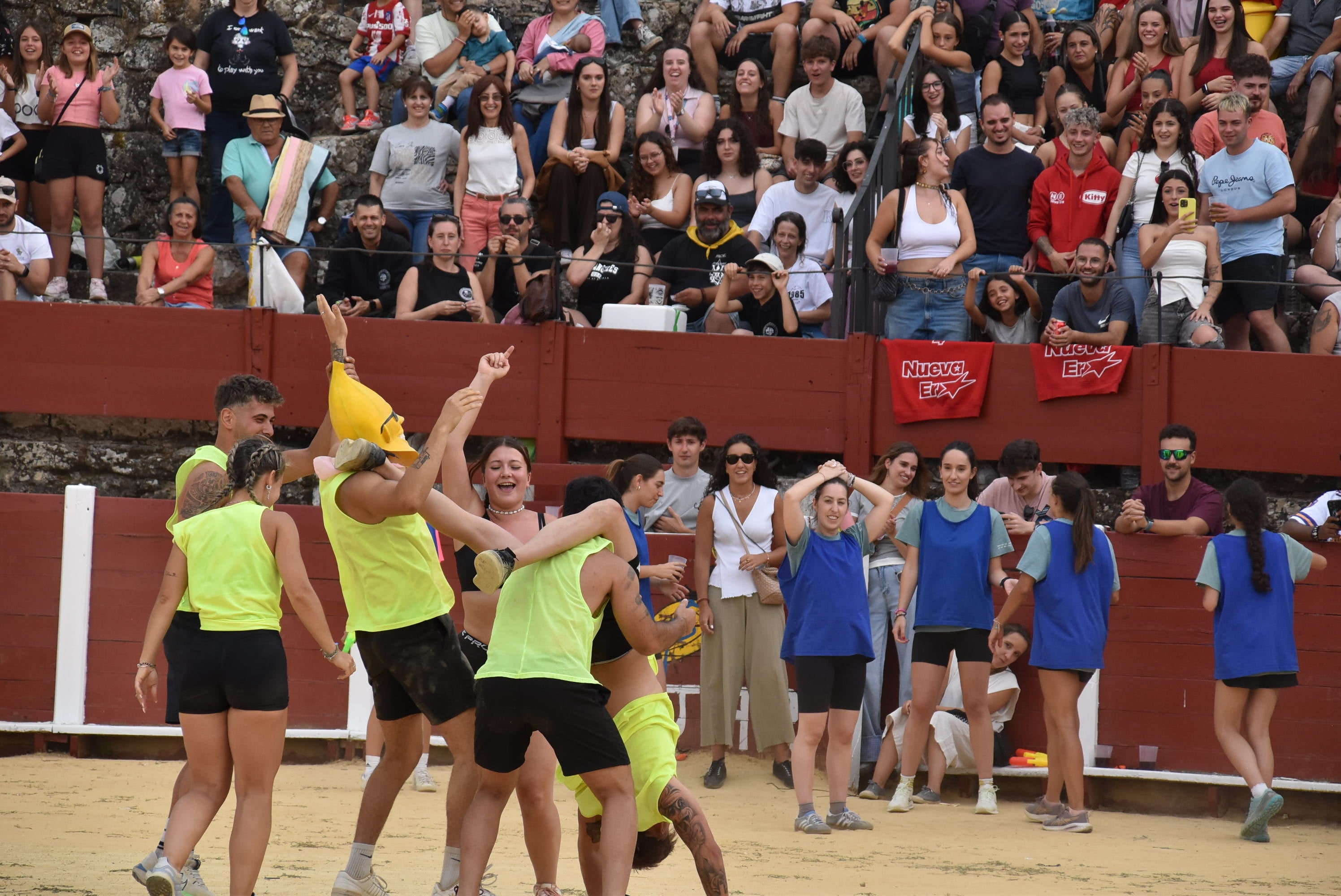 La peña &#039;El lokal&#039; gana las pruebas del Humor Amarillo en la plaza de toros de Béjar
