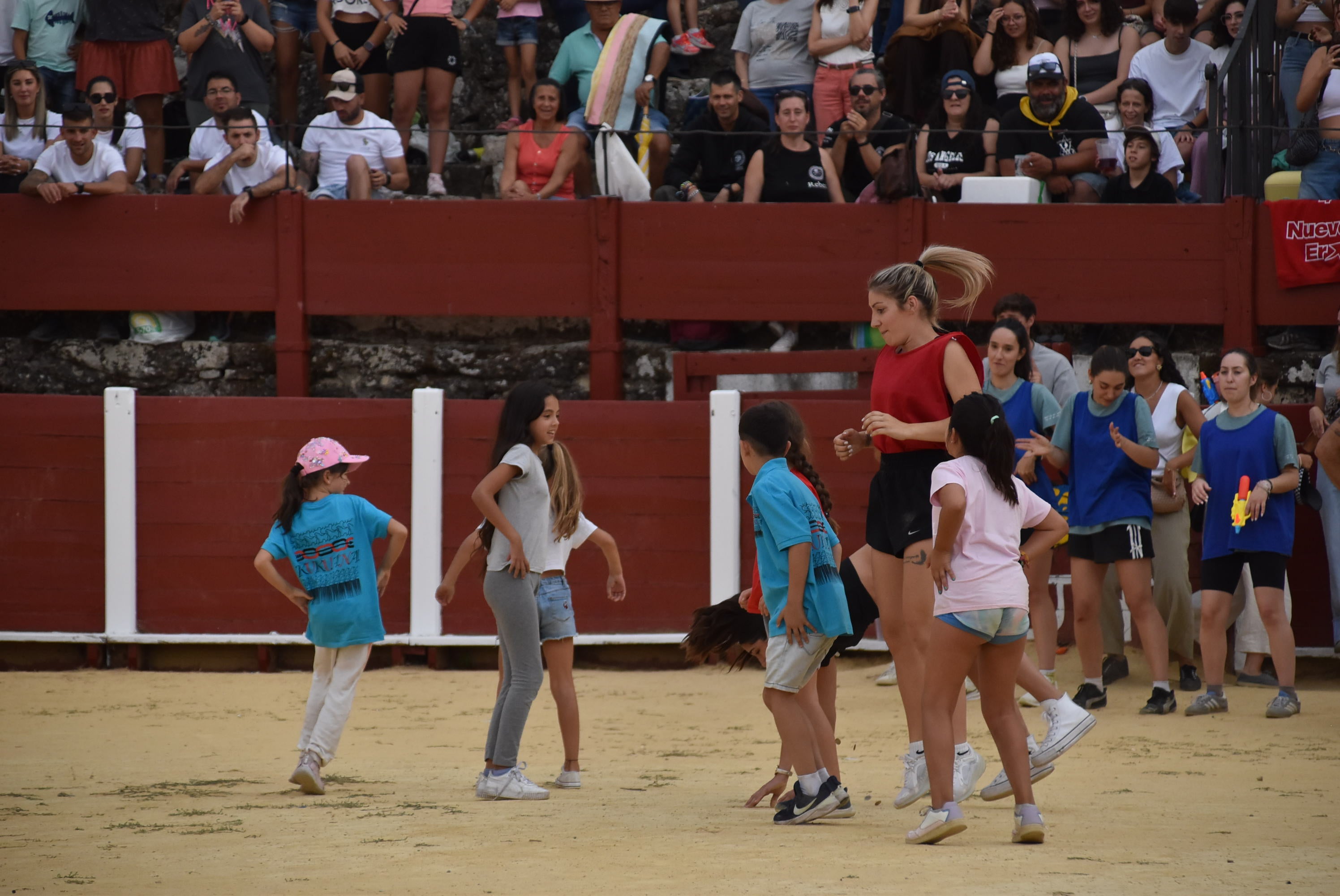 La peña &#039;El lokal&#039; gana las pruebas del Humor Amarillo en la plaza de toros de Béjar