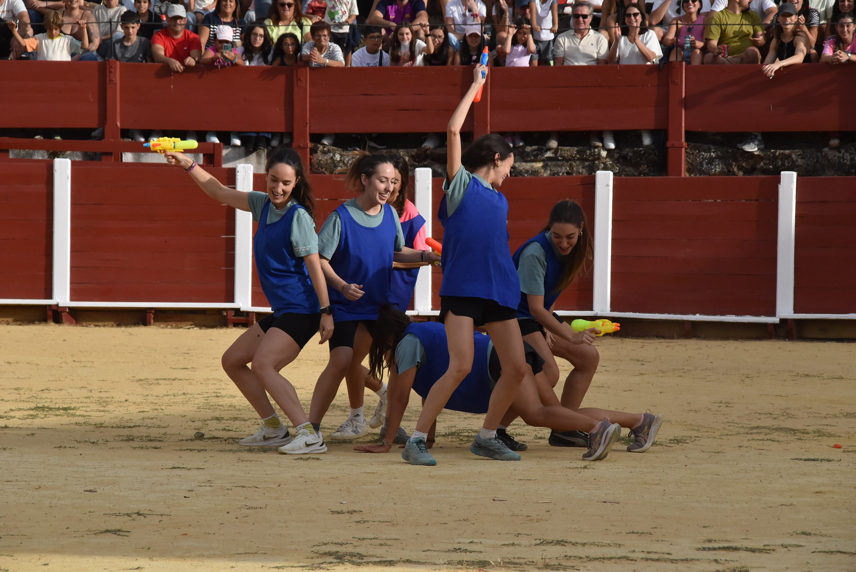 La peña &#039;El lokal&#039; gana las pruebas del Humor Amarillo en la plaza de toros de Béjar