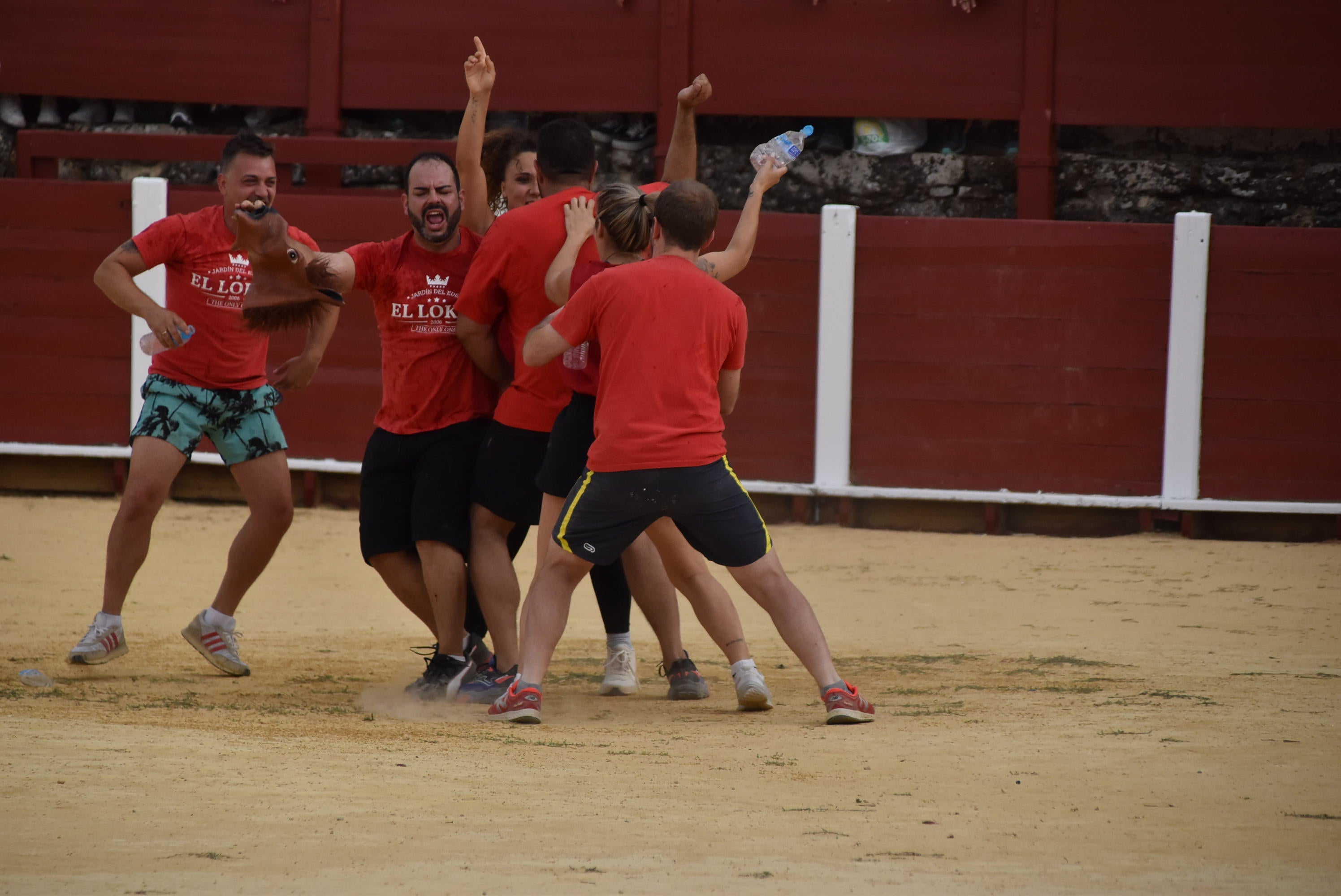 La peña &#039;El lokal&#039; gana las pruebas del Humor Amarillo en la plaza de toros de Béjar