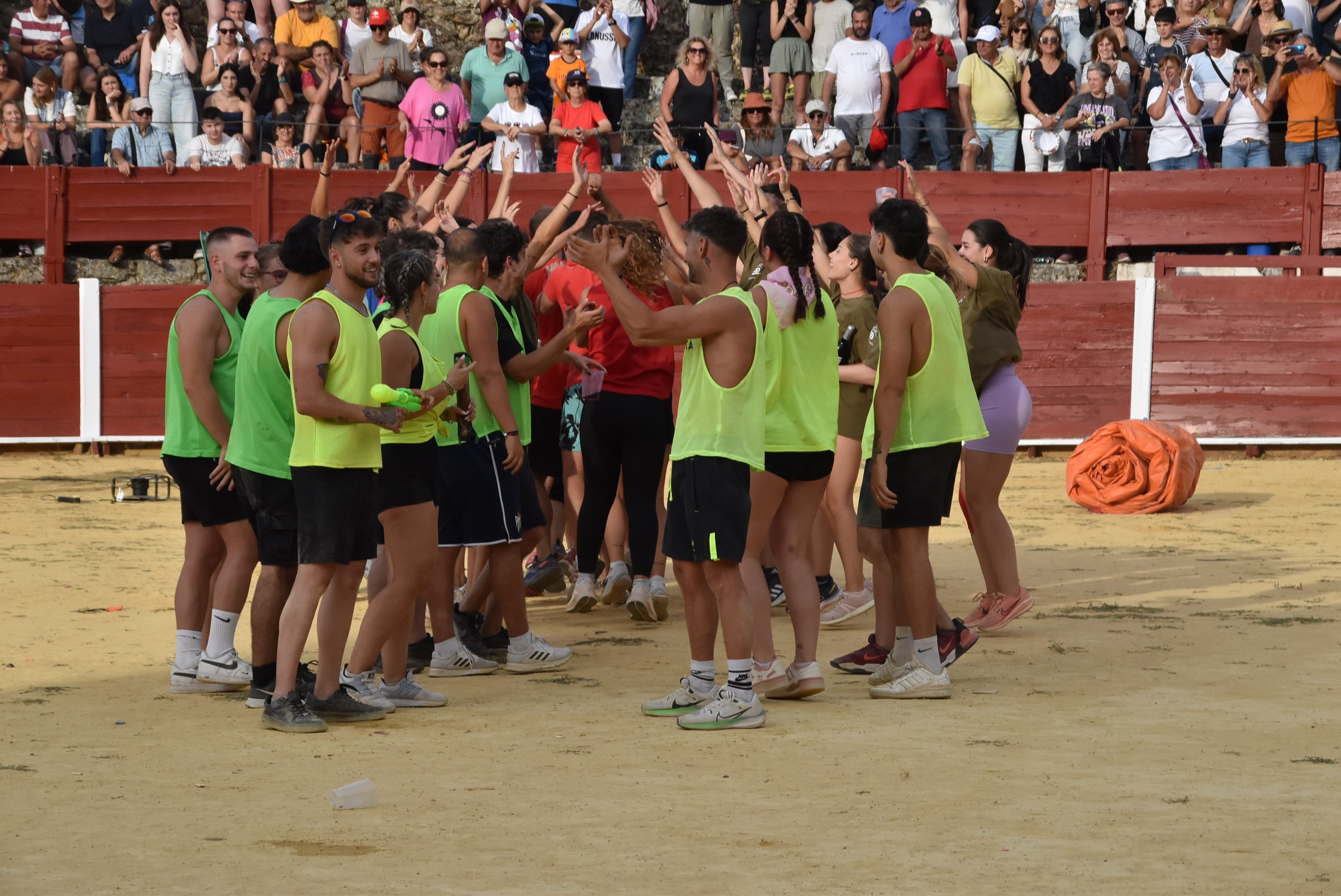 La peña &#039;El lokal&#039; gana las pruebas del Humor Amarillo en la plaza de toros de Béjar