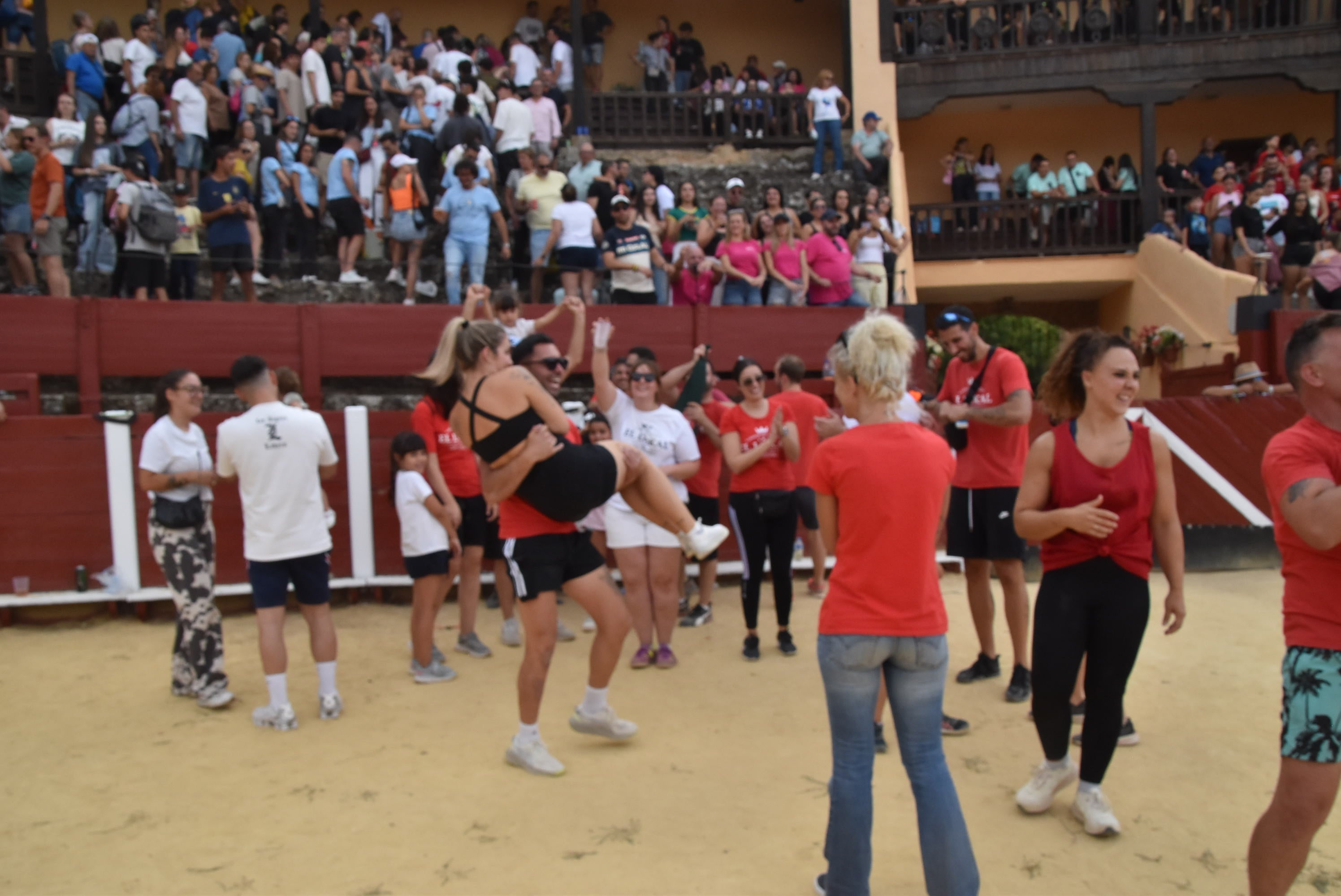 La peña &#039;El lokal&#039; gana las pruebas del Humor Amarillo en la plaza de toros de Béjar