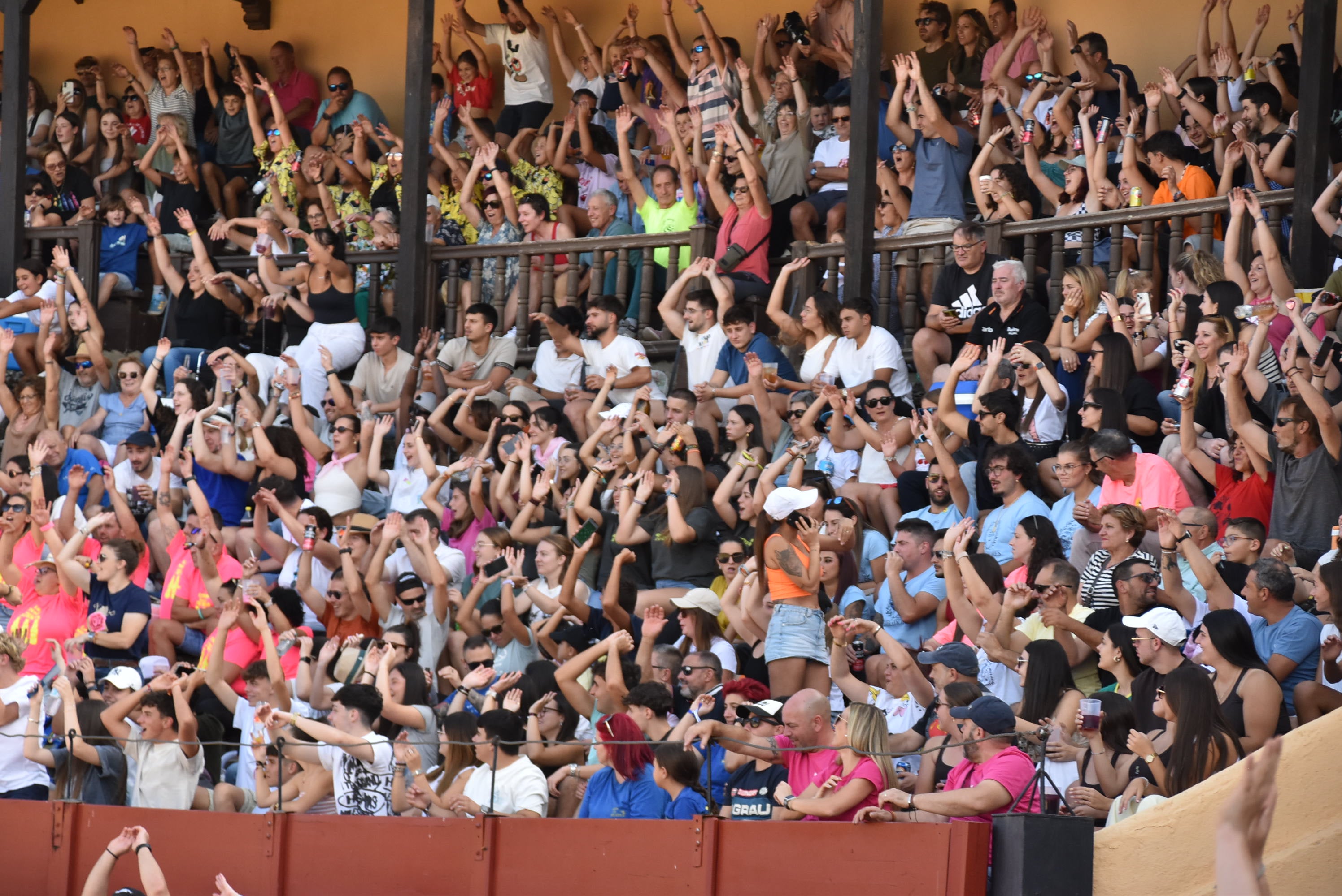 La peña &#039;El lokal&#039; gana las pruebas del Humor Amarillo en la plaza de toros de Béjar