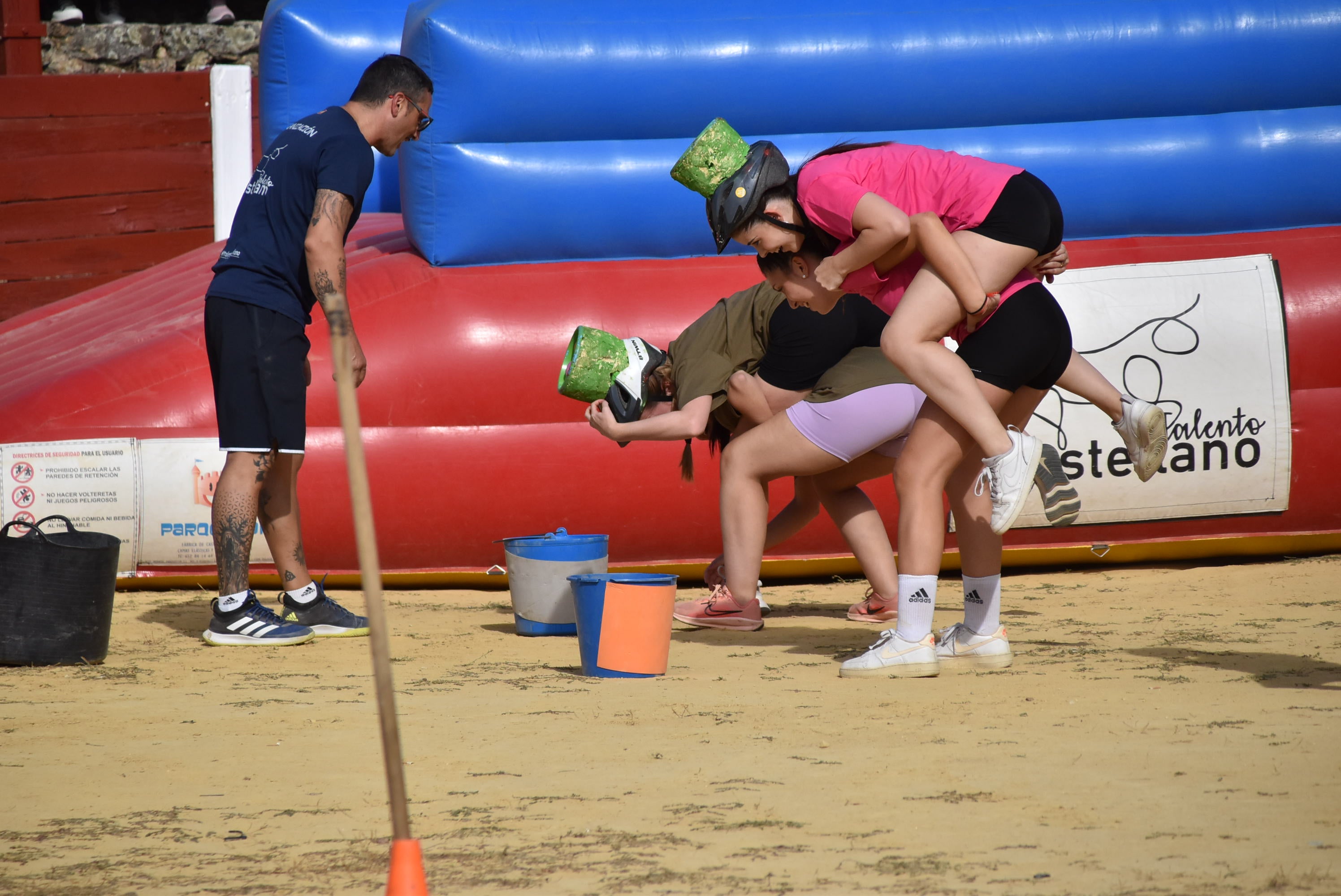 La peña &#039;El lokal&#039; gana las pruebas del Humor Amarillo en la plaza de toros de Béjar