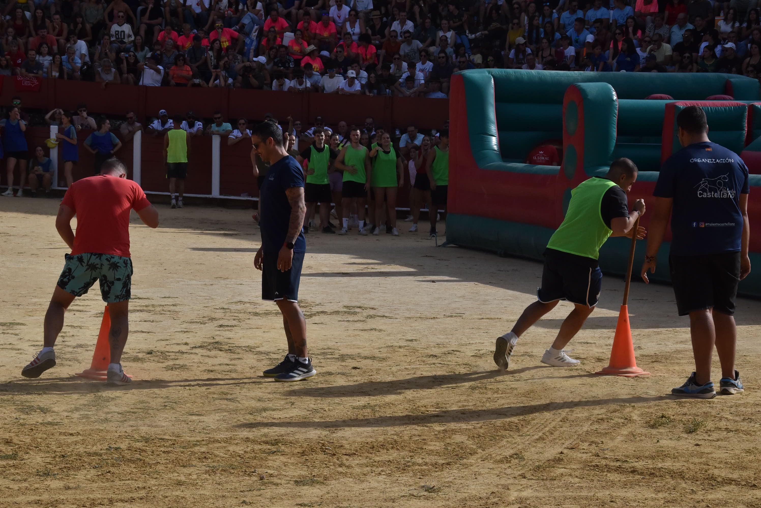 La peña &#039;El lokal&#039; gana las pruebas del Humor Amarillo en la plaza de toros de Béjar