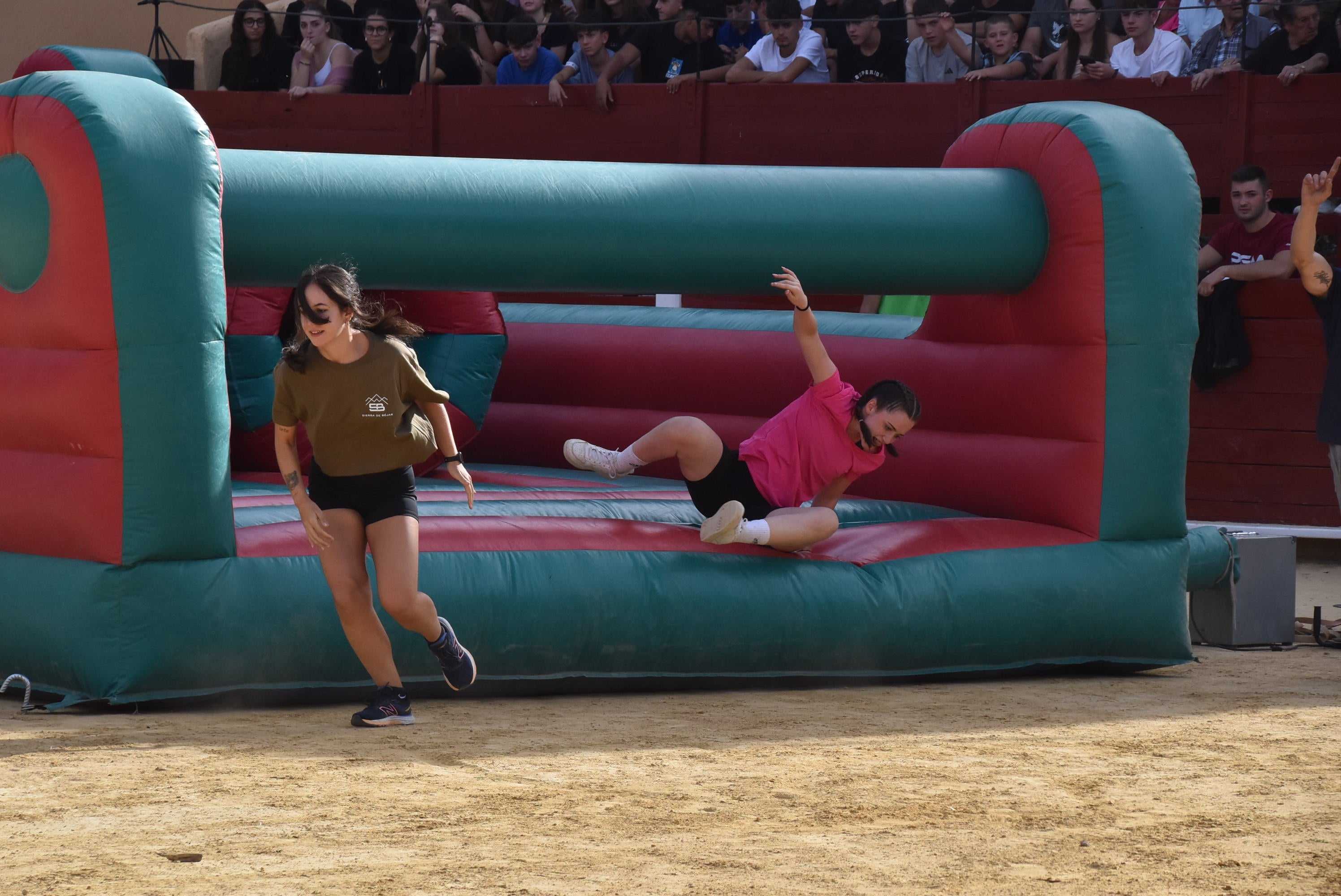 La peña &#039;El lokal&#039; gana las pruebas del Humor Amarillo en la plaza de toros de Béjar
