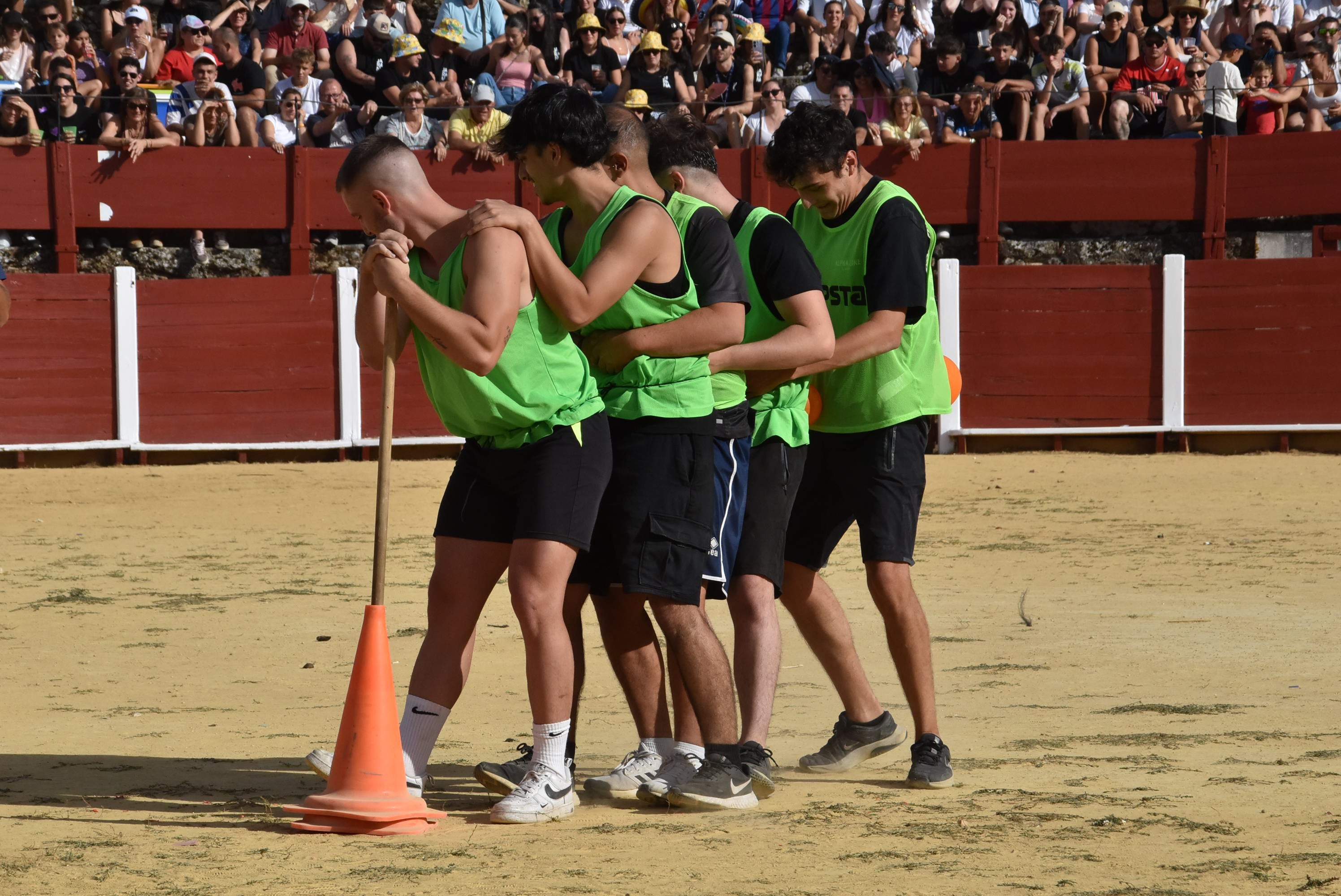 La peña &#039;El lokal&#039; gana las pruebas del Humor Amarillo en la plaza de toros de Béjar