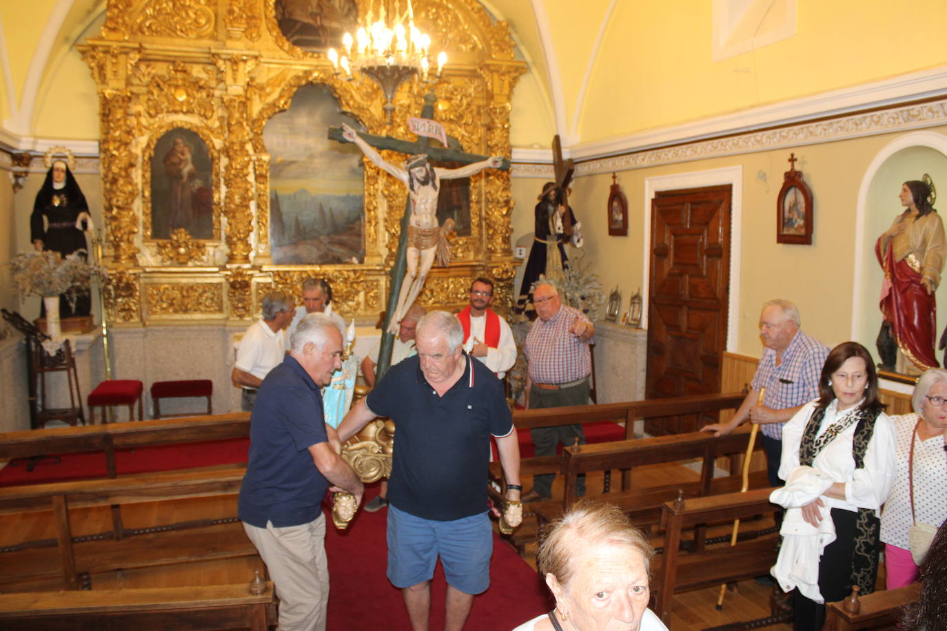 El Cristo de la Piedad sube a la iglesia en Puerto de Béjar