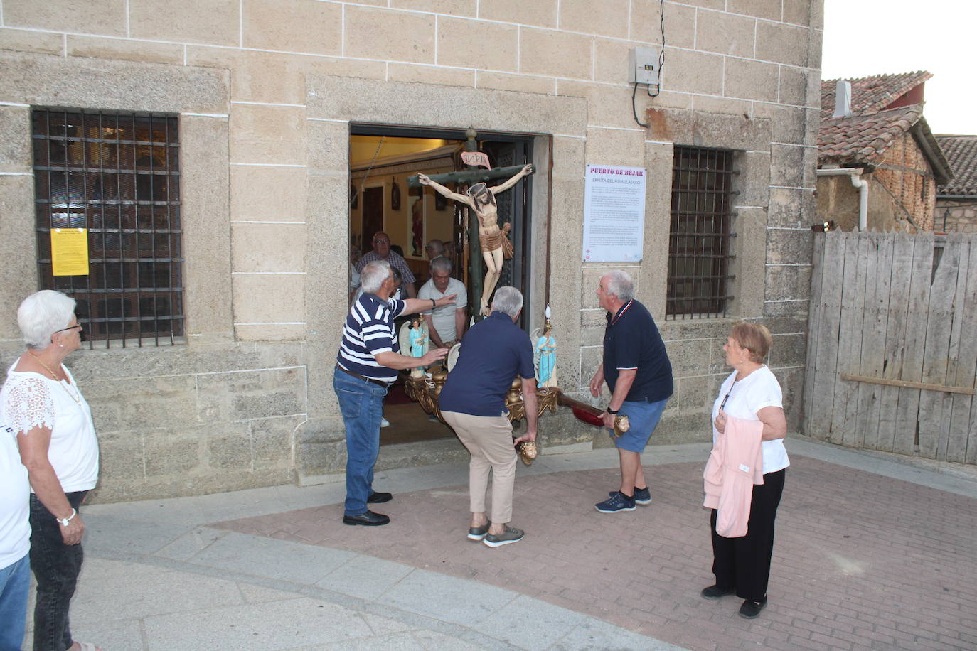 El Cristo de la Piedad sube a la iglesia en Puerto de Béjar
