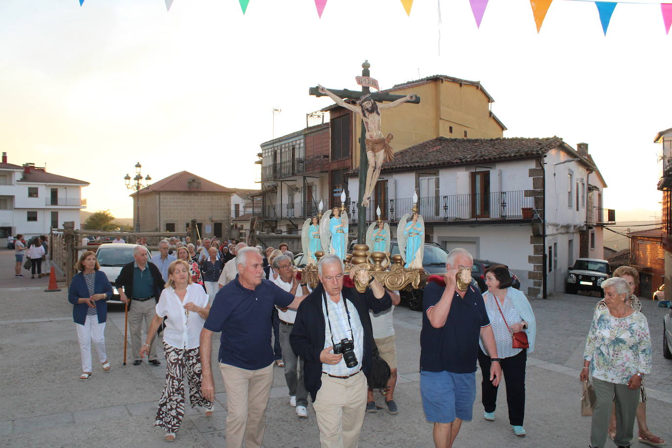 El Cristo de la Piedad sube a la iglesia en Puerto de Béjar