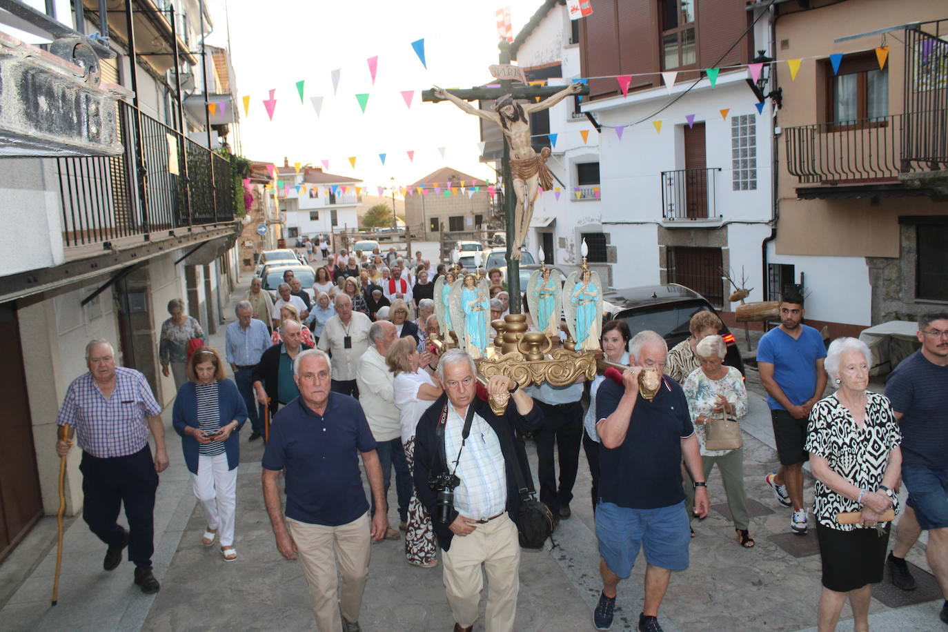 El Cristo de la Piedad sube a la iglesia en Puerto de Béjar