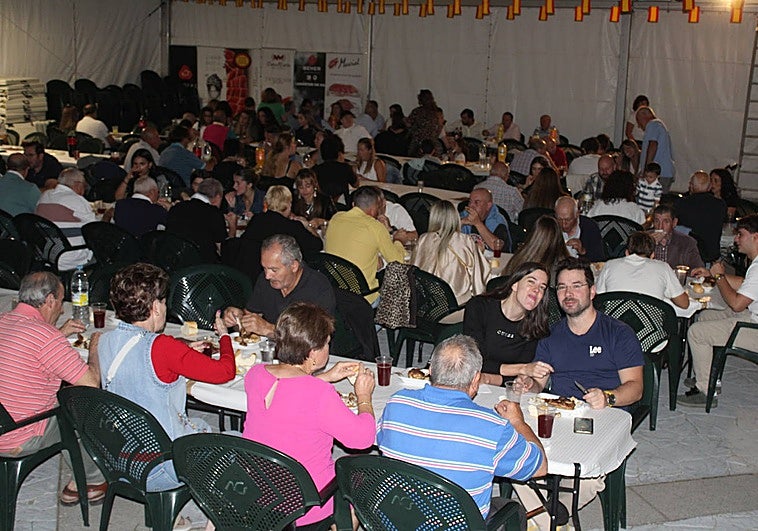 Los vecinos disfrutaron de la cena en la carpa