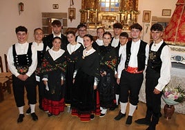 Los jóvenes, tras terminar la misa en la ermita de la Virgen.