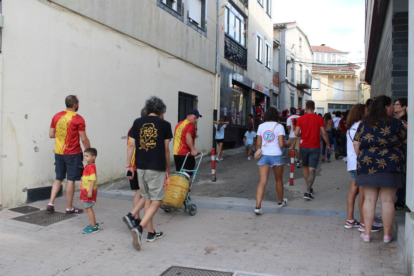 Ambiente joven para abrir la fiesta en Cespedosa de Tormes