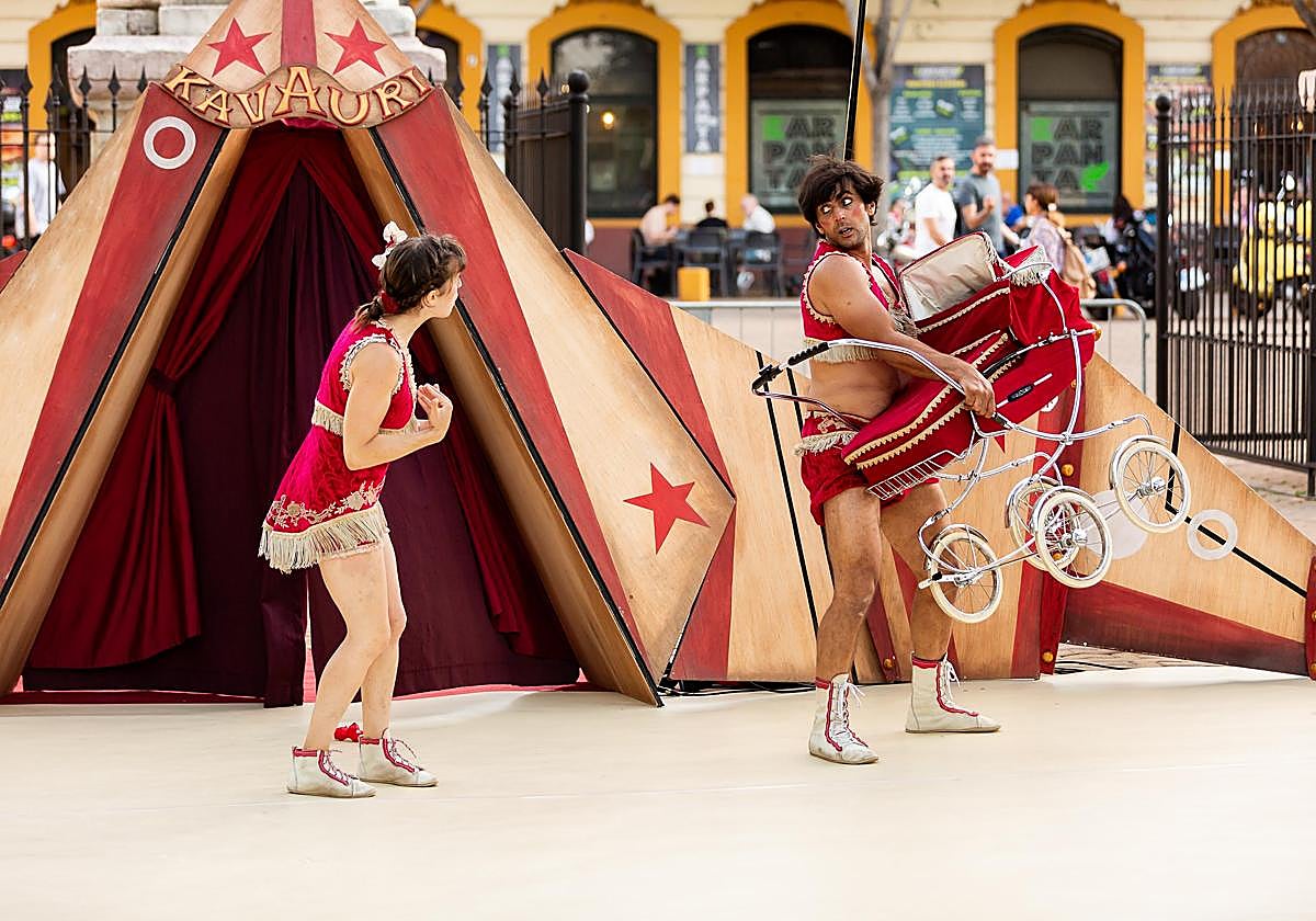 La pareja de acróbatas de Proyecto Kavauri, en 'Lullaby'.