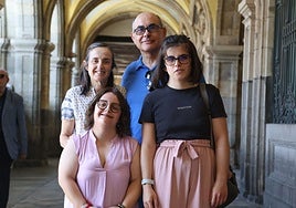 Laura Sánchez, junto a sus padres, María del Pilar Ontín y Juan José Sánchez. A la izquierda de Laura, se encuentra Teresa López, también diagnosticada con Síndrome de Turner.