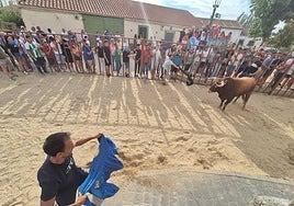 Dos mozos tratan de llamar la atención del astado.