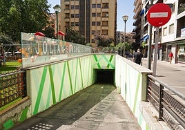 Entrada al aparcamiento subterráneo de la plaza de Julián Sánchez 'El Charro'.