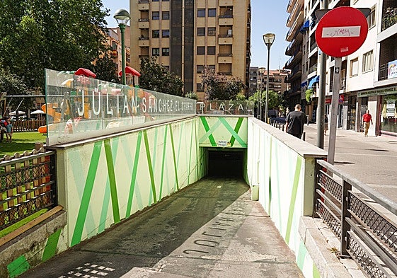 Entrada al aparcamiento subterráneo de la plaza de Julián Sánchez 'El Charro'.