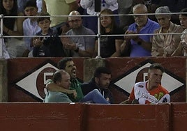 Momento en el que Daniel Martín es trasladado a la enfermería de La Glorieta tras el percance.