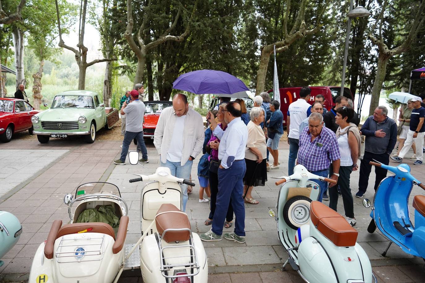 El rugido de los motores clásicos portugueses acaparan miradas en el IV Concurso de Elegancia de Vehículos de Salamanca