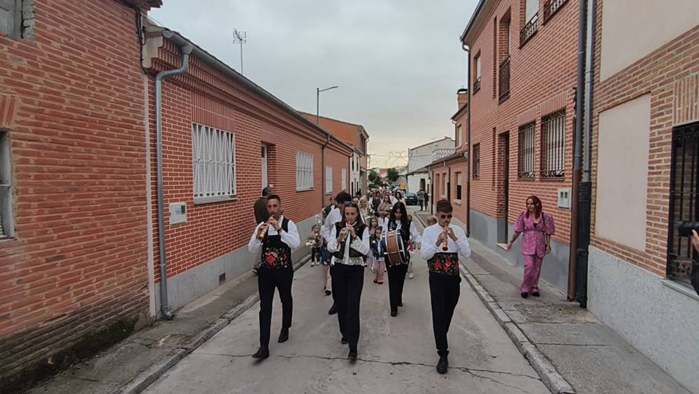 Flores para la Virgen de la Encina de Macotera
