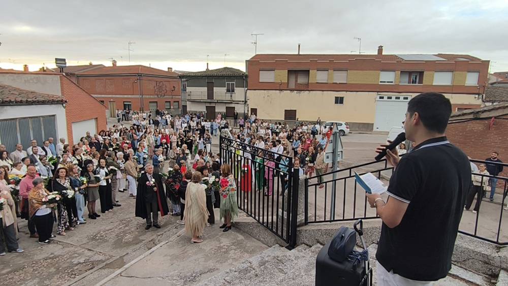 Flores para la Virgen de la Encina de Macotera