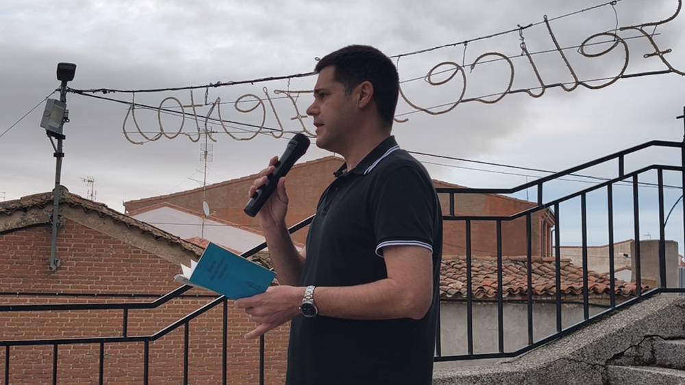 Flores para la Virgen de la Encina de Macotera