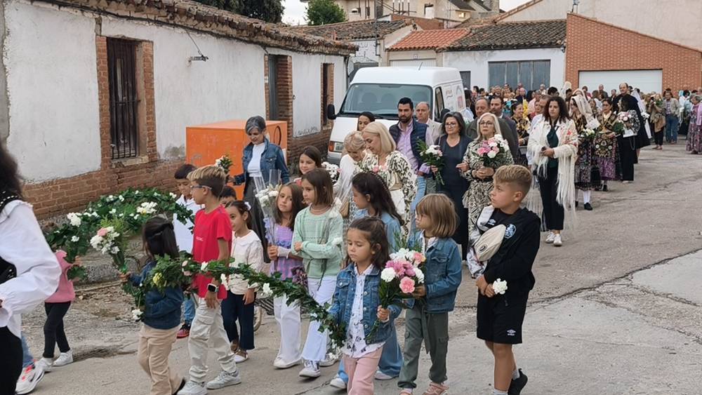 Flores para la Virgen de la Encina de Macotera