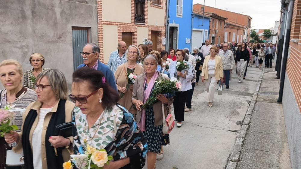 Flores para la Virgen de la Encina de Macotera