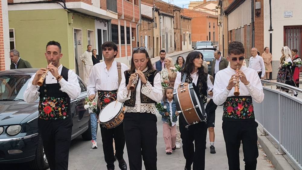 Flores para la Virgen de la Encina de Macotera